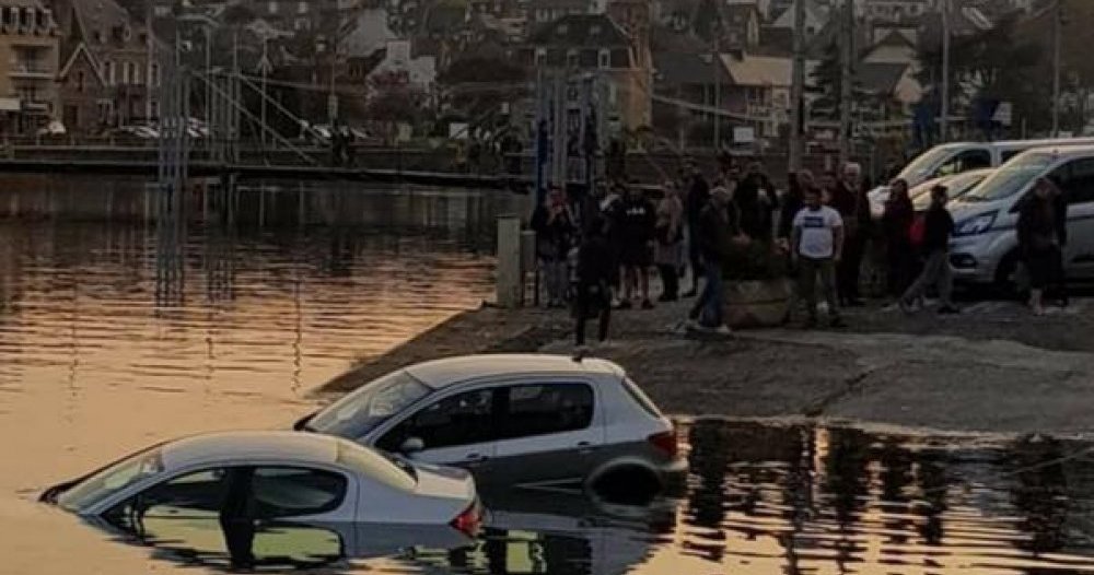 deux-voitures-immergees-dans-le-port-une-scene-qui-s-est_4533441_1000x526.jpg